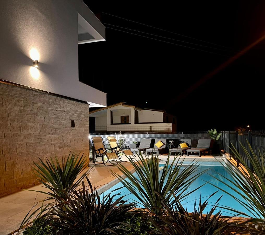 J&N Hill'S Residence With Swimming Pool Medulin Exteriör bild